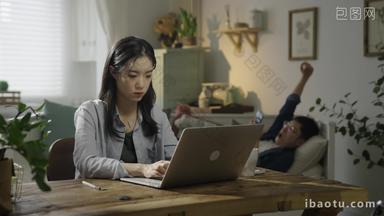 年轻女人在家使用电脑